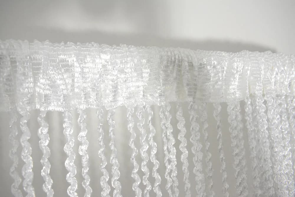 Detale i struktura materiału - Firana sznurkowa Makarony świderki ze srebrną nitką – Biel 300x250 cm