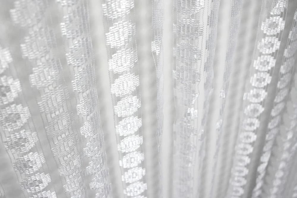 Detale i struktura materiału - Firana sznurkowa Makarony w kropki – Biel 300x250 cm