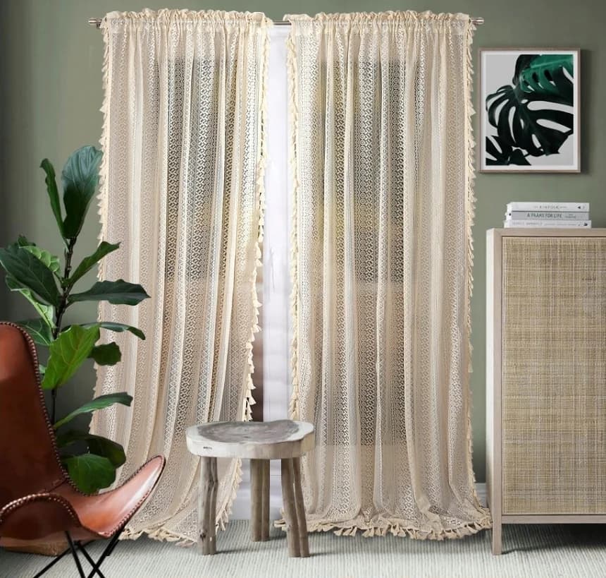 Detale i struktura materiału - Firana boho z koronką i frędzlami – Beżowa 145x250 cm