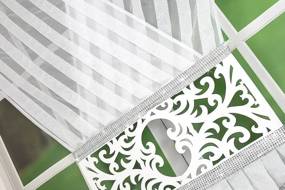 Detale i struktura materiału - Panel dekoracyjny V z ażurem i cyrkoniami – Śnieżna biel 120x160 cm