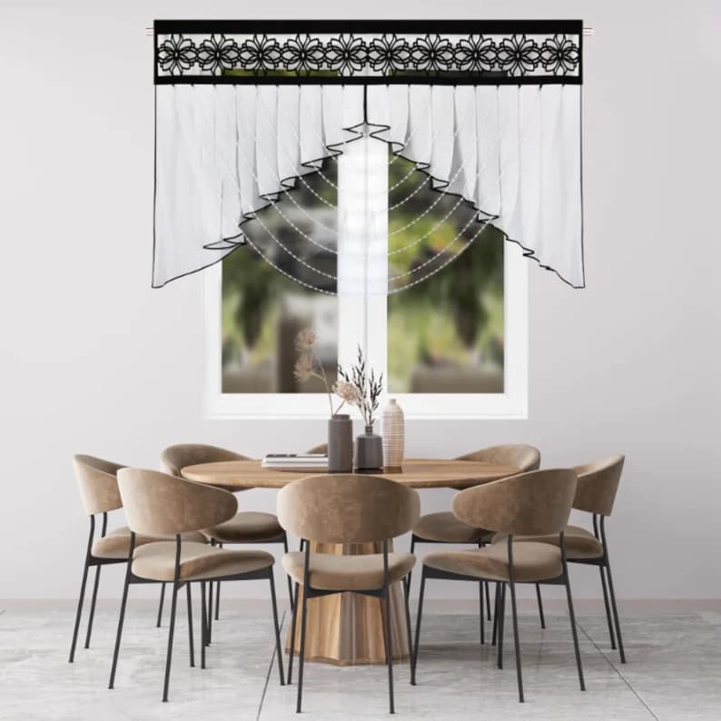 Detale i struktura materiału - Firana woalowa z ażurem i koralikami – Biało-czarna 200x120 cm